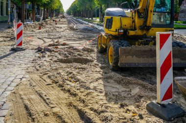 Tramvay rayları ve yeraltı iletişim boruları ile caddenin yeniden inşası, perspektif görünümü