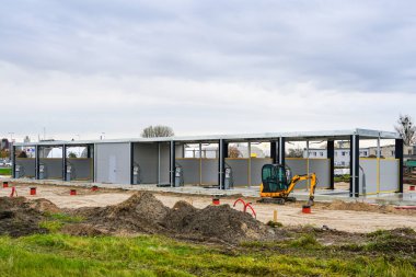 Yeni modern, çok katlı, temiz, bozuk para işleten oto yıkama binası inşaatı.