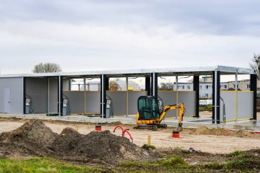 Yeni modern, büyük, çoklu, kendi kendine temizlenmiş bozuk para işleten oto yıkama istasyonu inşaatı.