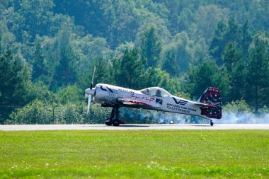 Liepaja, Letonya - 06 Ağustos 2023 - Aerobatik Litvanyalı pilot Jurgis Kairys Sukhoi SU-31 uçağıyla gösteri uçuşundan önce pistte