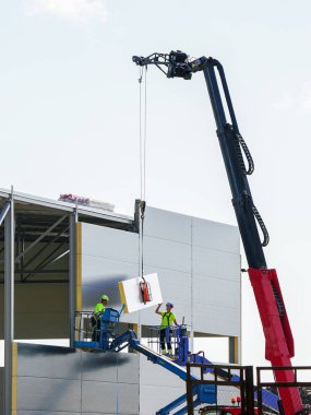 Sandviç panelleri duvar montajı teleskopik bumbalı vinç ve iki kendinden itişli eklemli bumbar asansör, sandöviç panelleri duvar montajı