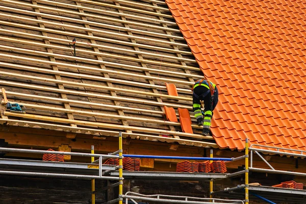 Roofer Beschermende Werkkleding Installeren Van Nieuwe Klei Tegels Nieuwe Klei Stockfoto