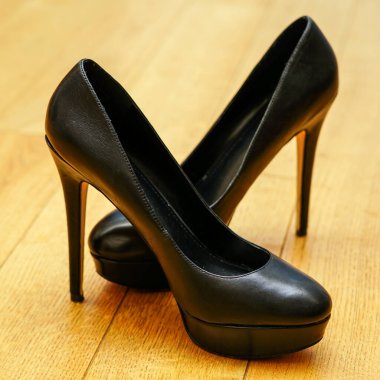 Doğal ahşap zeminde zarif siyah topuklu ayakkabılar, seksi fetiş tarzı yüksek topuklu ayakkabılar, deri topuklu ayakkabılar.