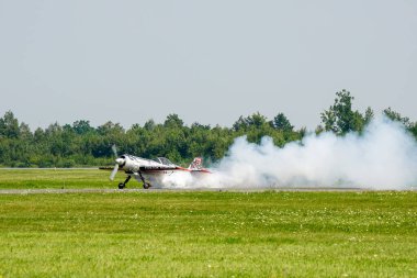 Liepaja, Letonya - 06 Ağustos 2023 - Aerobatik Litvanyalı pilot Jurgis Kairys Sukhoi SU-31 uçağıyla pistte dumanlı bir bulutun içinde