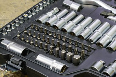 Araç kutusu, alet çantası altıgen, torx ve tornavida parçaları ve çeşitli boyutlarda cırcır başlıkları ile yakın çekim