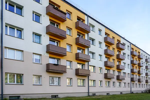 1970 'lerin tipik beş katlı balkonlu apartmanının yenilenmiş ve ısı yalıtımlı dış görünüşü