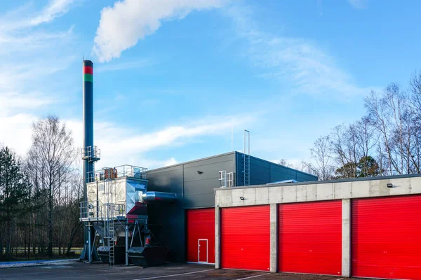 Nieuwe Moderne Houtspaander Biobrandstof Ketelhuis Voor Verhoogde Warmte Energie Efficiëntie Rechtenvrije Stockafbeeldingen