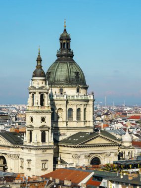 Macaristan 'ın Budapeşte kentindeki bir Roma Katolik Bazilikası olan St. Stephens Bazilikası' nın havadan görünüşü