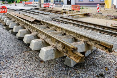 Tramvay rayları beton kaplamalı. Şehir caddesinde yer değiştiriyor. Eski model, ön planda kesilmiş.