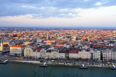 Güzel Budapeşte manzarası Gellert Hill 'den Tuna Nehri seti, bulutlu gökyüzü, ilkbahar başı