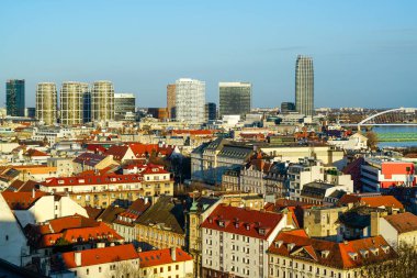 Bratislava Panorama güneşli bir günde Bratislava 'nın ufuk çizgisi Bratislava Kalesi, yeni şehir silüeti, Slovakya, Avrupa