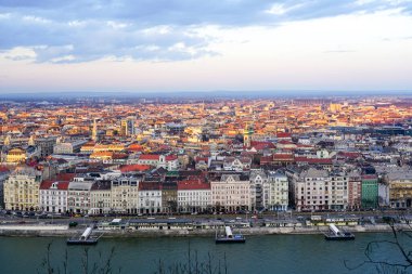 Güzel Budapeşte manzarası Gellert Hill 'den Tuna Nehri seti, bulutlu gökyüzü, ilkbahar başı