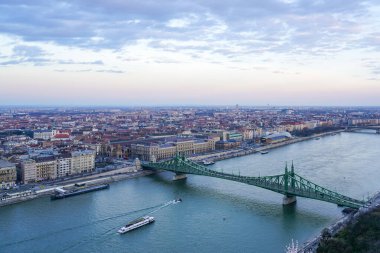 Budapeşte 'de Özgürlük Köprüsü ya da Özgürlük Köprüsü' ne sahip Tuna nehri, şehir manzaralı dolgu, Gellert tepesinden manzara