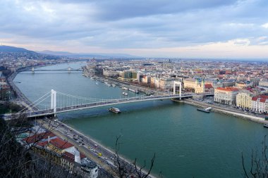 Güzel Budapeşte manzarası Tuna Nehri ile Gellert Tepesi 'nden köprüler, bulutlu gökyüzü