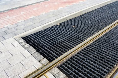 Yeni şehir altyapı geliştirme projesinde tramvay rayları arasında zemin koruması ve yüzey istikrarı için kullanılan plastik şebekeler