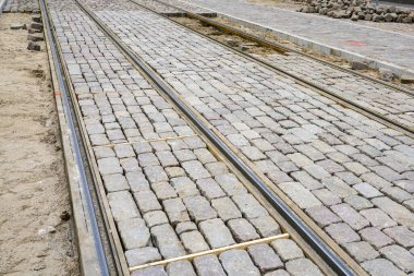 Yeni değiştirilmiş tramvay rayları ve orta yol yüzeyi tarihi küp şeklindeki granit kaldırımlarla döşenmiş.