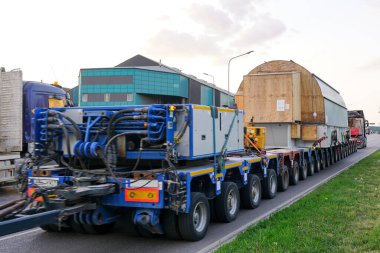 Çok uzun süredir özelleşmiş çoklu dingil kamyon römorku çok ağır bir iletim ağı statik dengeleyicisi, dikiz görüşü taşır.