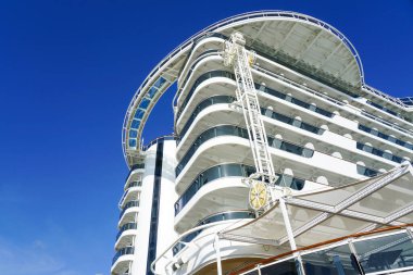 Mavi gökyüzü arka planında kamaraları olan lüks bir yolcu gemisinin kıç tarafında. Geminin gövde yıkama tesisi.