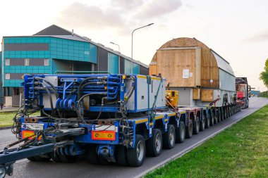 Çok uzun süredir özelleşmiş çoklu dingil kamyon römorku çok ağır bir iletim ağı statik dengeleyicisi, dikiz görüşü taşır.
