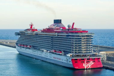 Civitavecchia, Italy- 22 Mayıs 2024: Virgin Voyages yolcu gemisi Scarlet Lady liman yolcu terminaline demirledi