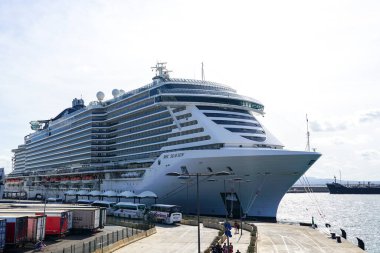 Palma de Mallorca, İspanya - 24 Mayıs 2024: Büyük lüks yolcu gemisi MSC Seaview liman yolcu terminaline yanaştı