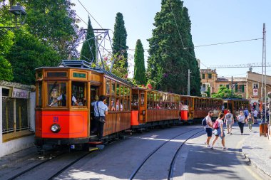 Soller, İspanya - 24 Mayıs 2024: Soller 'den Port de Soller' e Soller, Mallorca 'da bir sokakta raylar üzerinde seyahat eden ünlü tarihi vintage tramvay