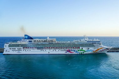 Civitavecchia, Italy- 22 Mayıs 2024: Norveç yolcu gemisi Norveçli İnci liman yolcu terminaline demirlemiş