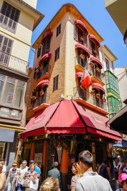 Palma de Mallorca, İspanya - 24 Mayıs 2024: Güzel sokak manzarası, Palma de Mallorca 'nın ortaçağ mimarisi, gelateria Giovani L. Gelato Deluxe