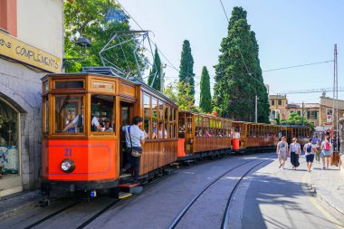 Soller, İspanya - 24 Mayıs 2024: Soller 'den Port de Soller' e Soller, Mallorca 'da bir sokakta raylar üzerinde seyahat eden ünlü tarihi vintage tramvay