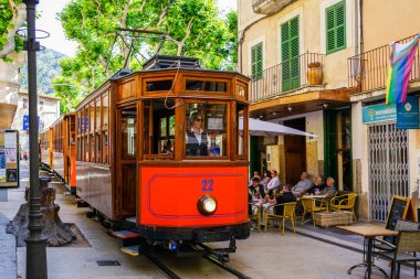 Soller, İspanya... 24 Mayıs 2024: Soller, Mallorca 'nın tarihi merkezinden klasik bir tramvay geçiyor.