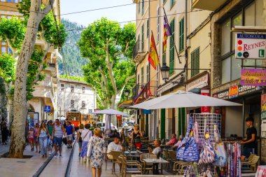 Solera, İspanya - 24 Mayıs 2024: Solera 'nın tarihi merkez caddesinde kafeleri olan klasik bir tramvay geçiyor