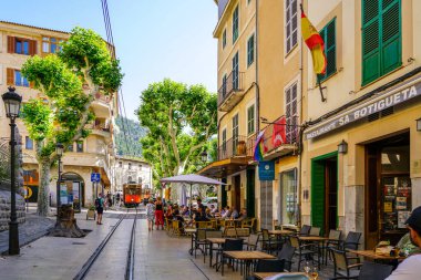 Solera, İspanya - 24 Mayıs 2024: Solera 'nın tarihi merkez caddesinde kafeleri olan klasik bir tramvay geçiyor