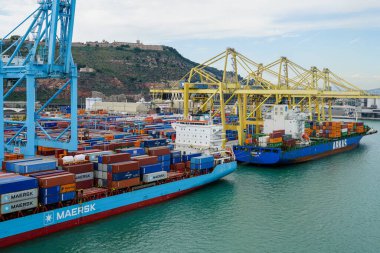 Barselona, İspanya - 25 Mayıs 2024: büyük yüklü kargo gemileri EMMA A, IMO 9308194 ve Maersk Nuba, IMO 9356115 liman terminalinde.