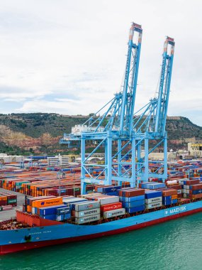 Barcelona, İspanya - 25 Mayıs 2024: büyük yüklü kargo gemisi Maersk Nuba, IMO 9356115, APM konteyner terminalinde.