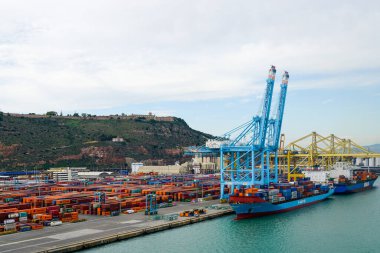 Barcelona, İspanya - 25 Mayıs 2024: EMMA A, IMO 9308194 ve Maersk Nuba, IMO 9356115 konteynır terminalleri