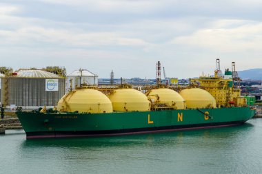 Barselona, İspanya - 25 Mayıs 2024: LNG tankeri LNG Bayelsa, IMO 9241267 Barcelona limanındaki Enagas gaz terminalinde boşaltma