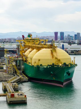 Barcelona liman gaz terminaline büyük bir LNG tankeri boşaltıldı, sıvılaştırılmış doğal gaz tankeri boşaltılıyor.