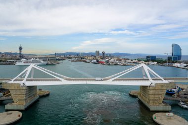Barselona, İspanya - 25 Mayıs 2024: Barcelona şehir manzarası, beyaz Porta d 'Europa köprüsü üzerindeki liman alanı manzarası