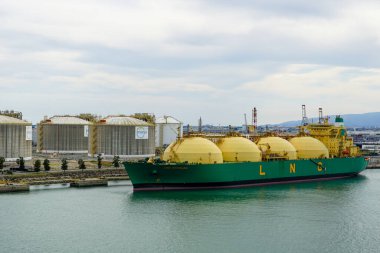 Barselona, İspanya - 25 Mayıs 2024: LNG tankeri LNG Bayelsa, IMO 9241267 Barcelona limanındaki Enagas gaz terminalinde boşaltma