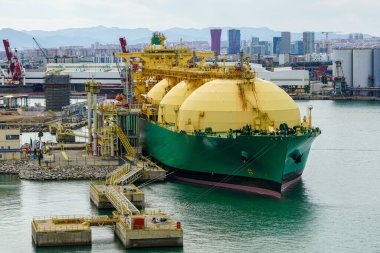 Barcelona liman gaz terminaline büyük bir LNG tankeri boşaltıldı, sıvılaştırılmış doğal gaz tankeri boşaltılıyor.