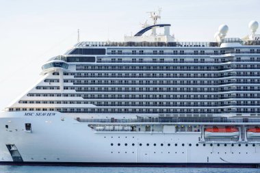 Cannes, Fransa - 26 Mayıs 2024: Fransız Rivierası 'ndaki Cannes yakınlarında Akdeniz' de bulunan modern lüks yolcu gemisi MSC Seaview 'in yan görüntüsü