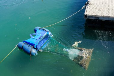 İç liman kanalının suyunda ağ torbasıyla otomatik çöp toplama cihazı, sağlıklı liman planı, Akdeniz, Cannes, Fransa