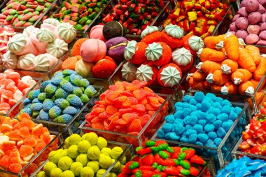 Barselona, İspanya 'daki markette renkli şeker çeşitleri, şekerci dükkanı, şekerci, meyve reçeli