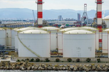 Birçok büyük yuvarlak beyaz rezervuar liman sanayi bölgesinde kimyasal ürünler, terminal
