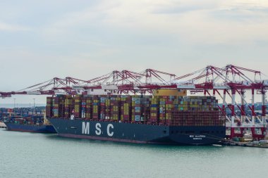 Barcelona, İspanya - 25 Mayıs 2024: büyük, yüksek, tam donanımlı konteyner gemisi MSC Allegra, IMO 9897028, liman terminalinde.