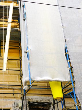 Metal tüp prefabrik yapı iskelesi ve katlanabilir plastik yapı döküntüsü borusu kullanılarak tarihi ev restorasyonu.