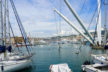 Ceneviz, İtalya - 27 Mayıs 2024: Cenova panoramik şehir manzarası, eski liman, marina, yatlar, yolcu gemisi, yamaçtaki tarihi binalar