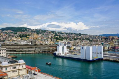 Ceneviz, İtalya - 27 Mayıs 2024: Panoramik şehir manzarası, Tronds Deniz Kuvvetleri yarı-denizaltı ağır yük gemisi yük mavnası Tronds 33, IMO 8977948