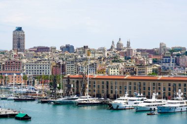 Cenova, İtalya - 27 Mayıs 2024: Cenova panoramik şehir manzarası, marina, eski liman, yatlar, yamaçtaki tarihi çok katlı mimari