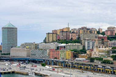 Cenova, İtalya - 27 Mayıs 2024: Cenova panoramik şehir manzarası, eski liman, tepede tarihi çok katlı mimari, modern gökdelen büyük kalem